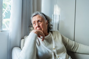 zamyślona seniorka