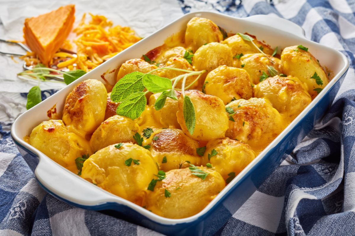 młode ziemniaki pieczone w sosie