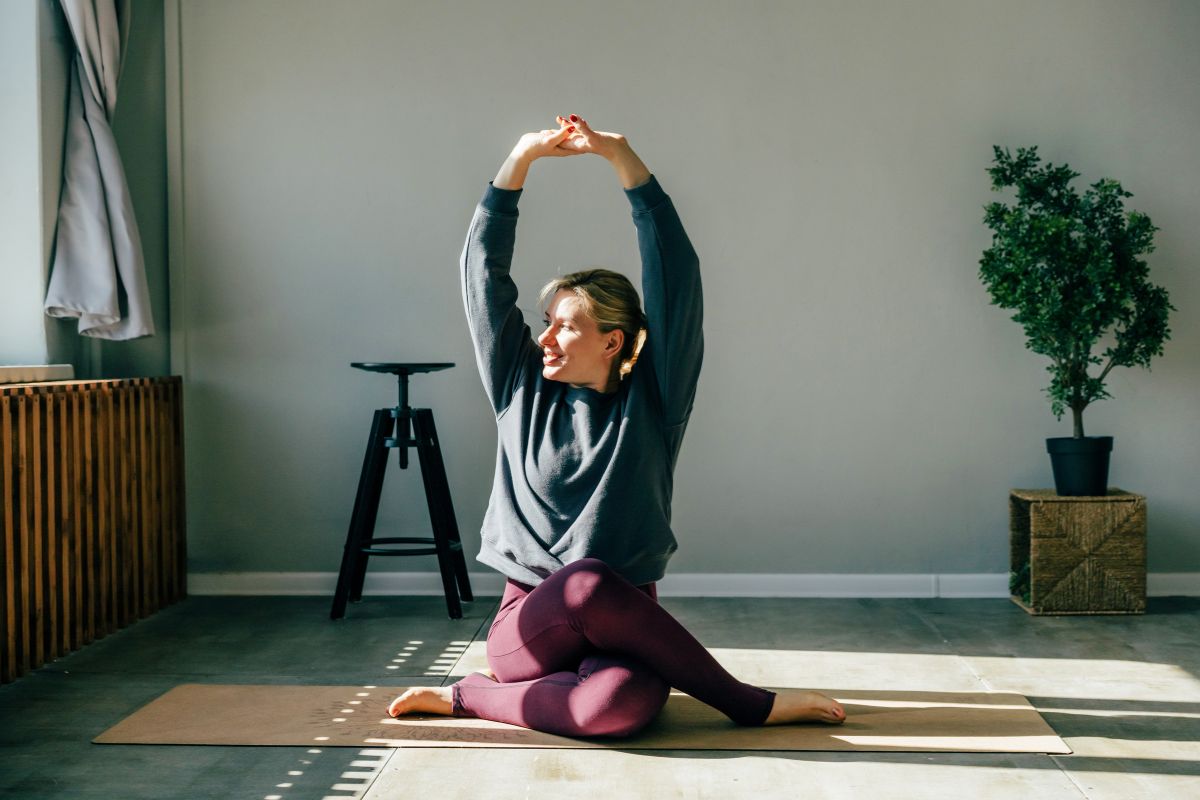 Wall pilates z hantlami na całe ciało