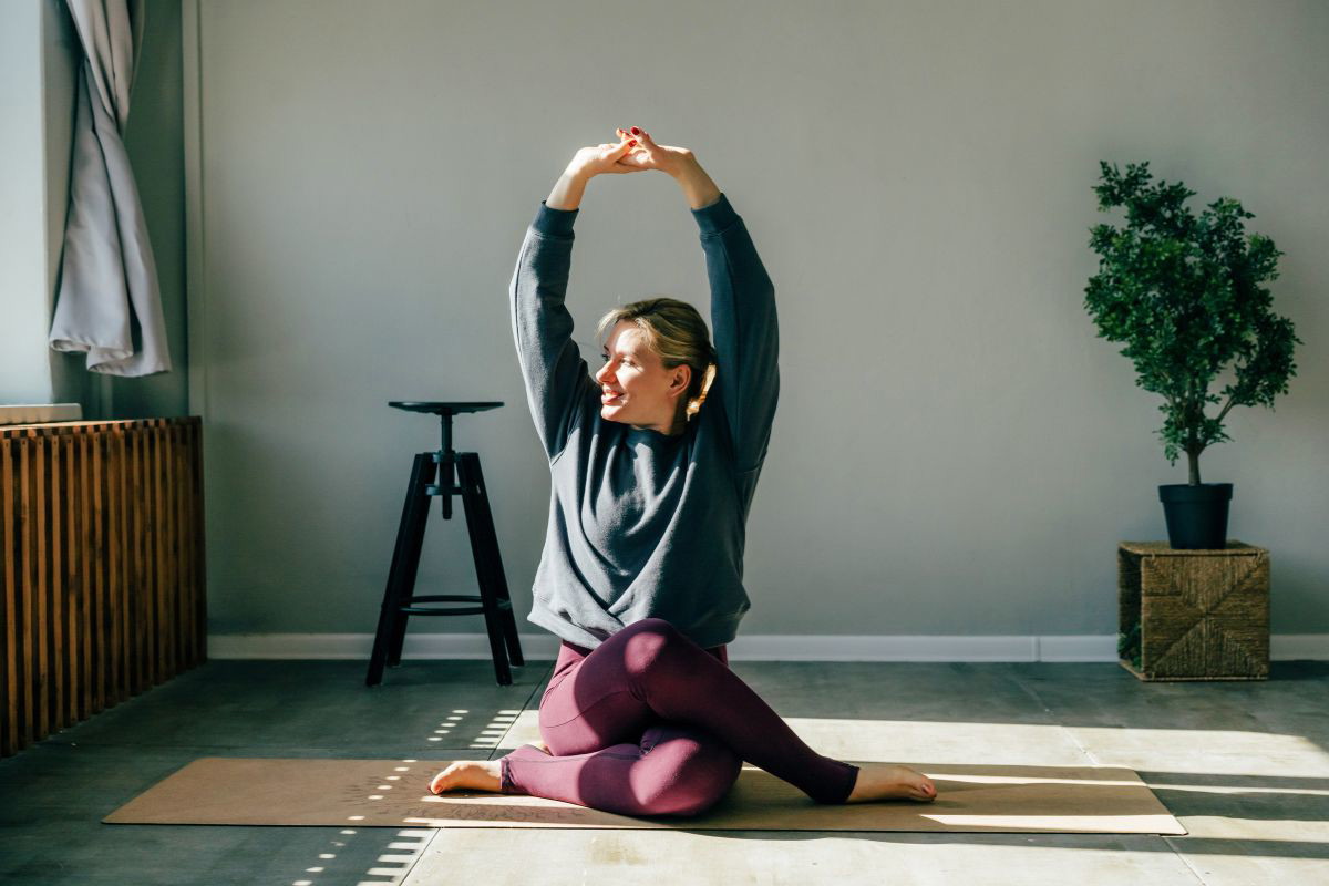 Wall pilates z hantlami na całe ciało