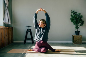 Wall pilates z hantlami na całe ciało