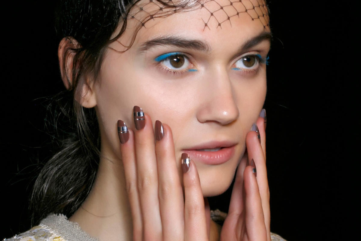 Hot chocolate nails to najmodniejsze paznokcie na jesień 2025