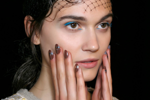 Hot chocolate nails to najmodniejsze paznokcie na jesień 2025