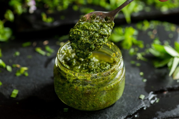 jak zrobić pesto z liści rzodkiewki i pietruszki