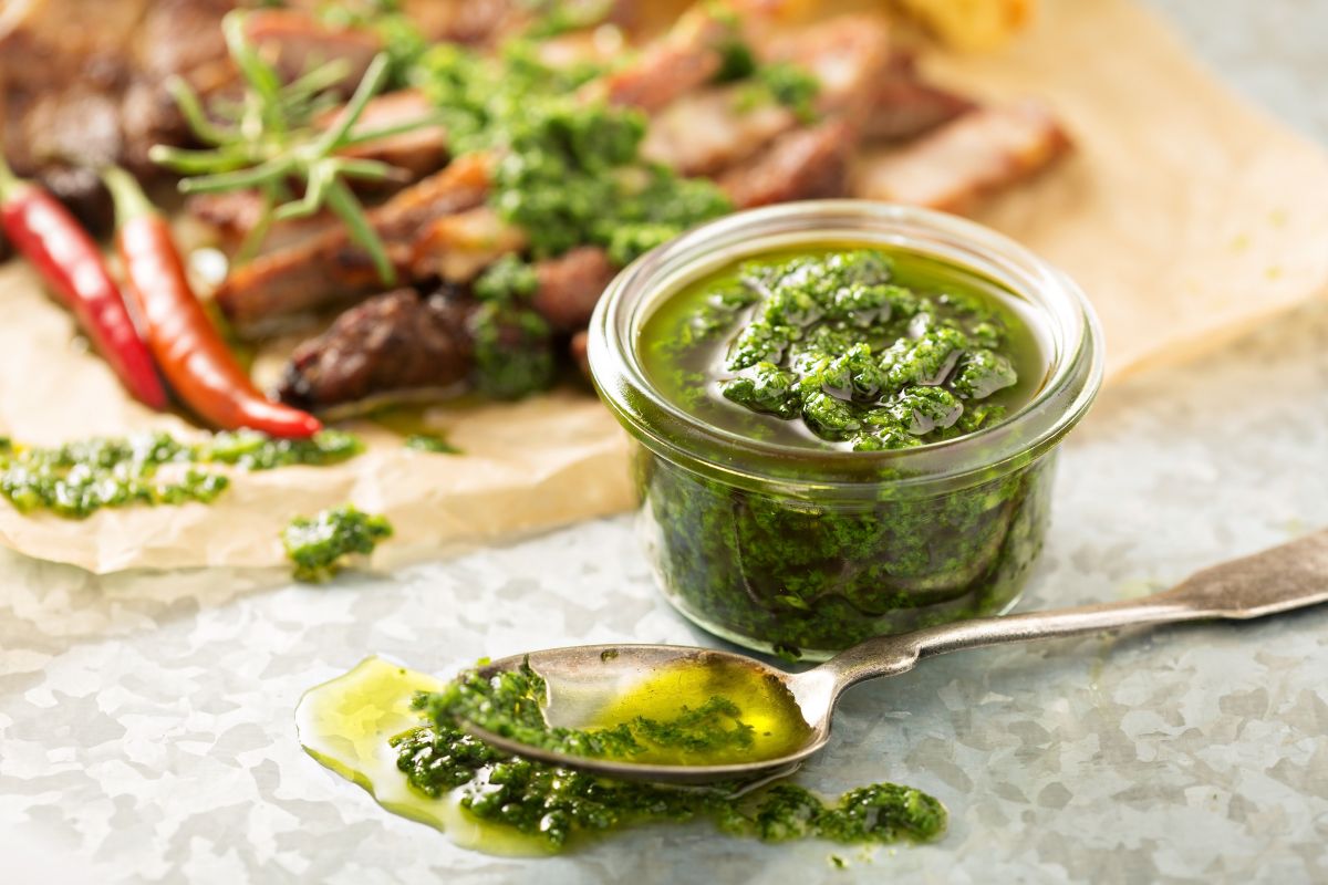 pesto z liści rzodkiewki i pietruszki