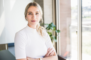 pewna siebie dziewczyna