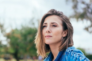 zamyslona kobieta