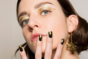 Golden nails będą hitem jesieni 2025