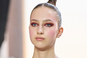 Róż Everybody London za 22,99 zł zapewnia efekt sunkissed skin