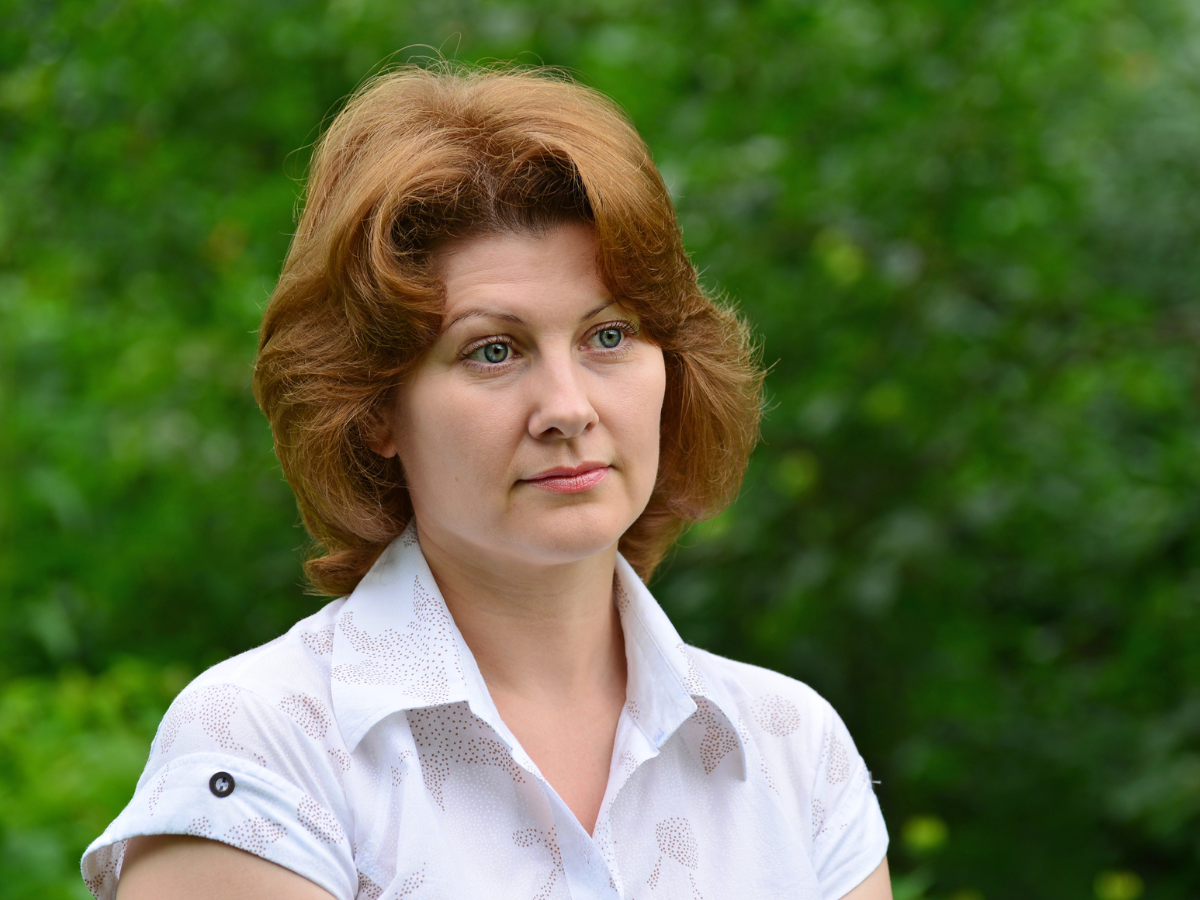 zamyślona kobieta