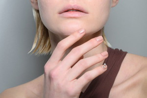 linen nails trend
