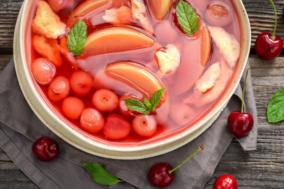 Zupa wiśniowa z kaszą manną