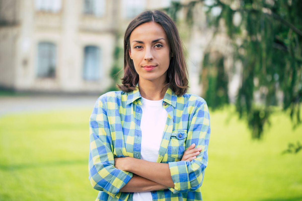 kobieta patrzy prosto w obiektyw aparatu