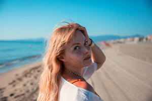 poważna kobieta na plaży