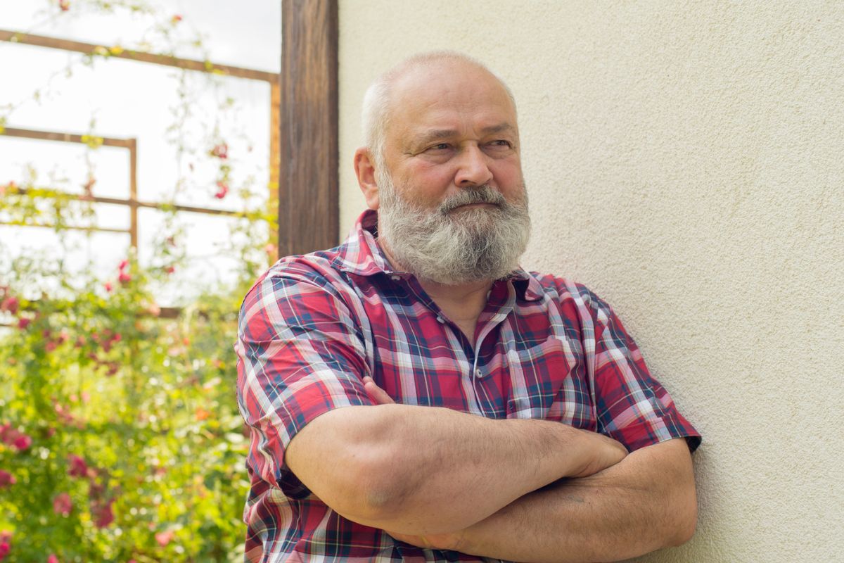 mężczyzna zamyślony i poważny