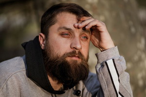 smutny i samotny mężczyzna