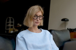 kobieta zamyślona i smutna