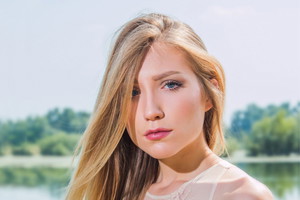 poważna kobieta 20+