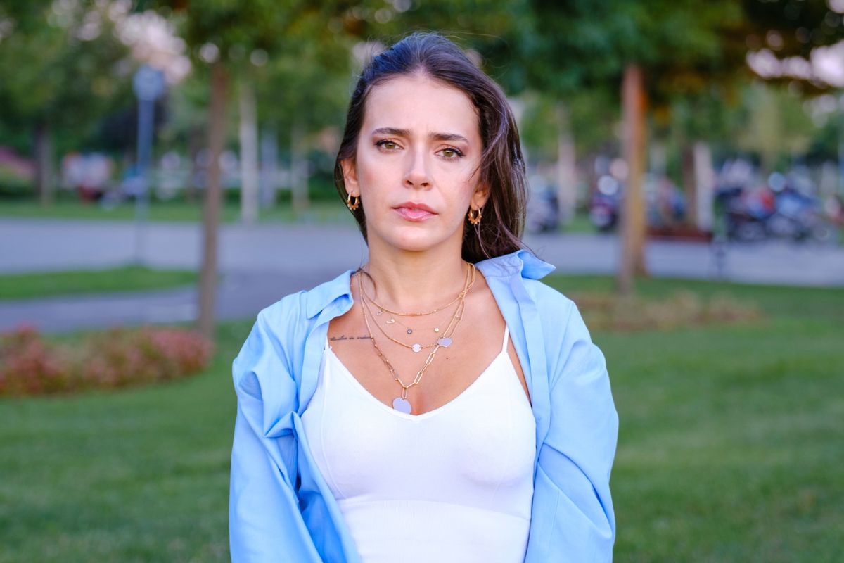 smutna kobieta patrzy prosto w obiektyw aparatu