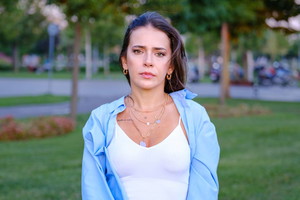 smutna kobieta patrzy prosto w obiektyw aparatu