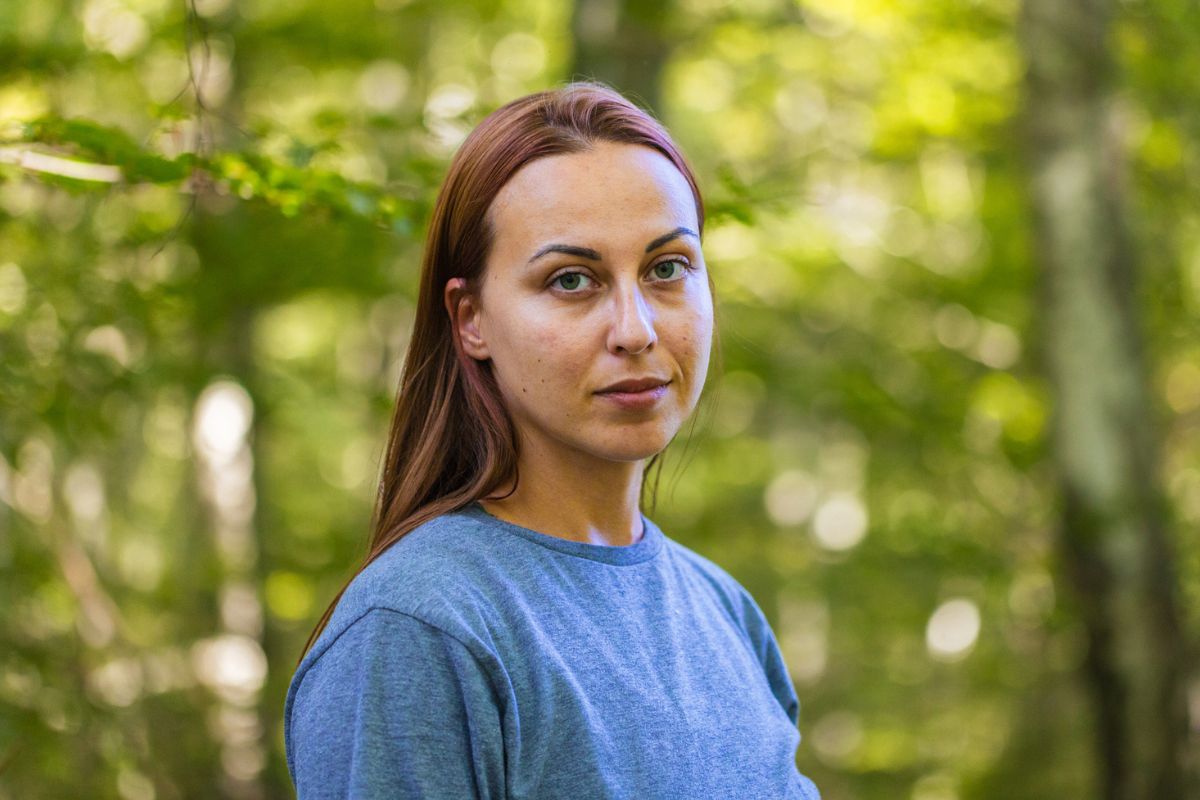 poważna kobieta patrzy prosto w obiektyw aparatu