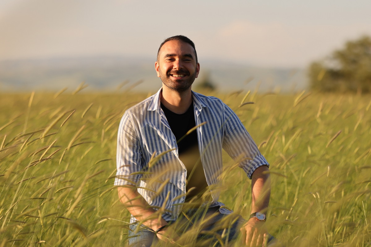 mężczyzna w polu