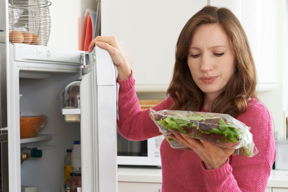 Wyrzucałam z lodówki zgniłą sałatę i pieniądze w błoto