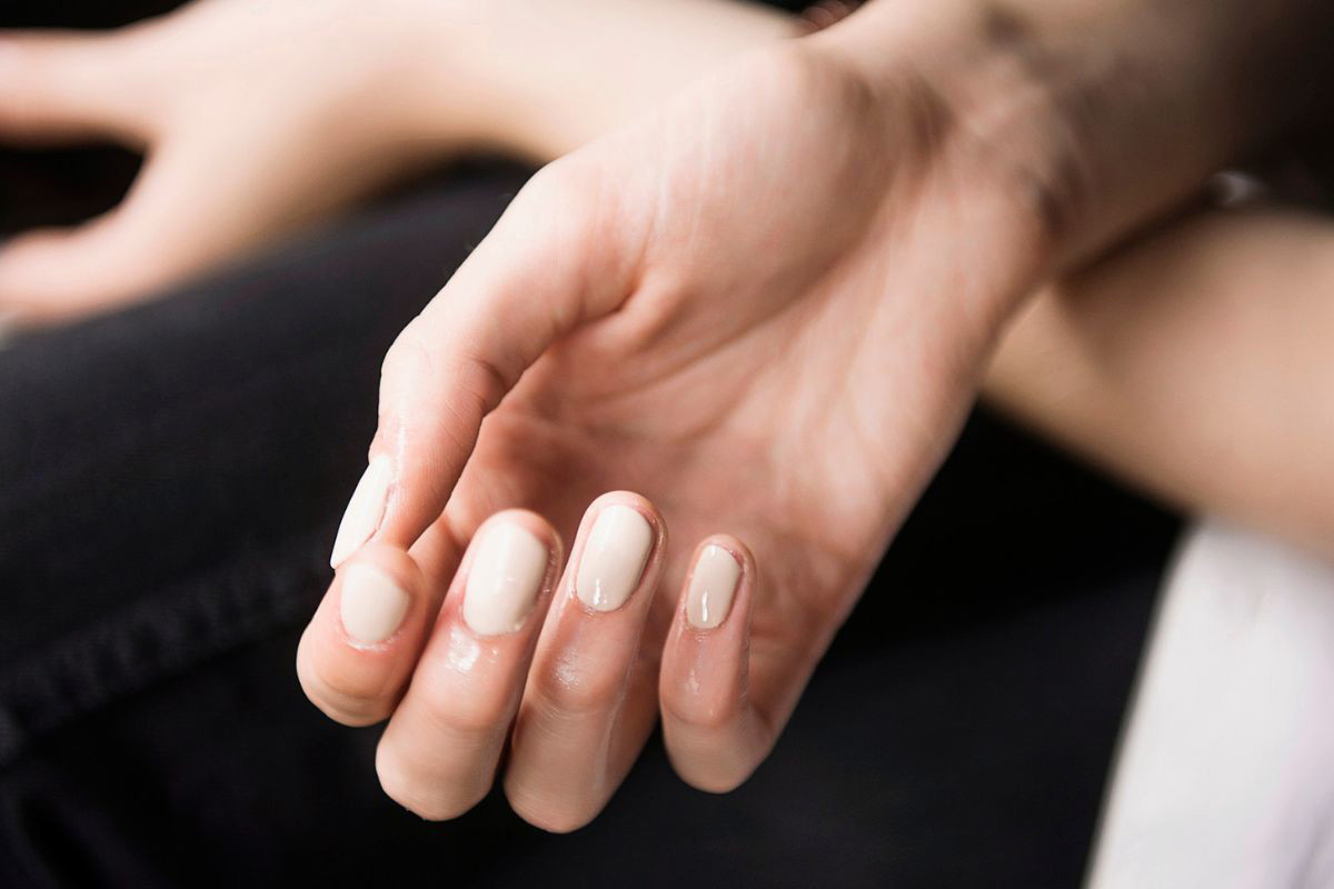 paznokcie dirty nude nails