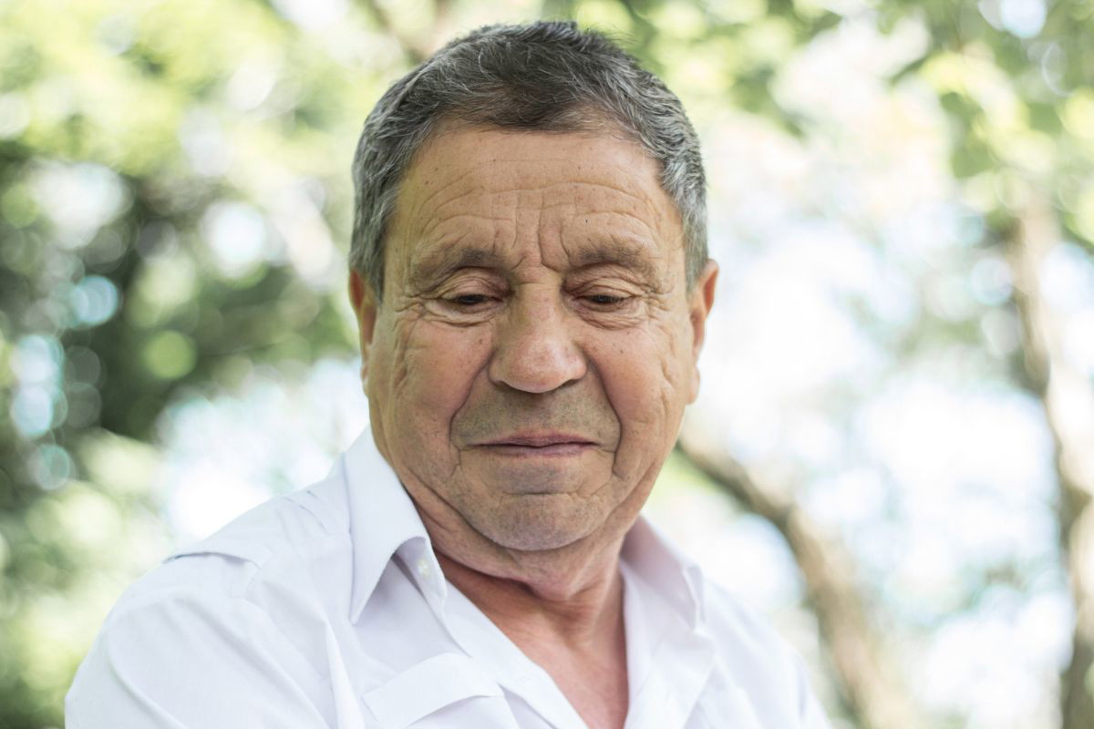 zawstydzony mężczyzna 60+