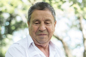 zawstydzony mężczyzna 60+