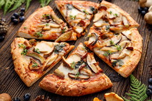 pizza z grzybami leśnymi