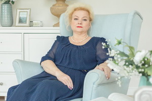 kobieta na fotelu