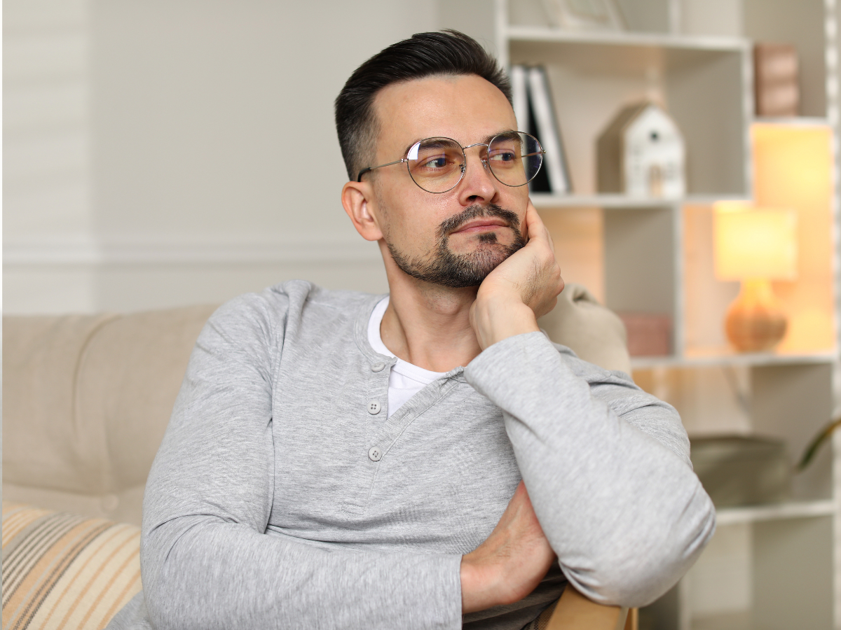 zamyślony mężczyzna