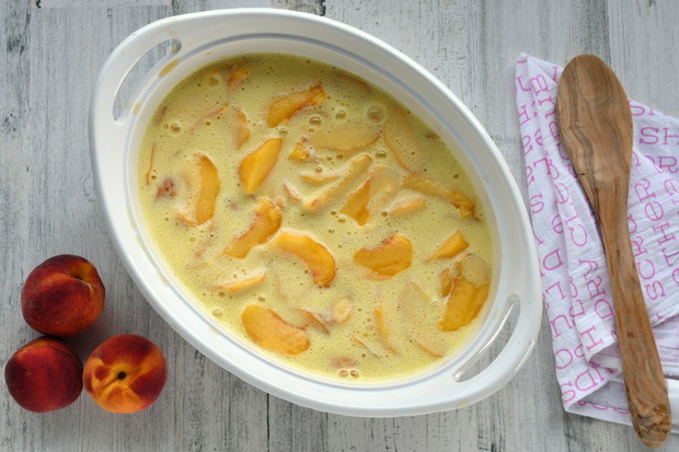 Przygotowanie clafoutis z brzoskwiniami