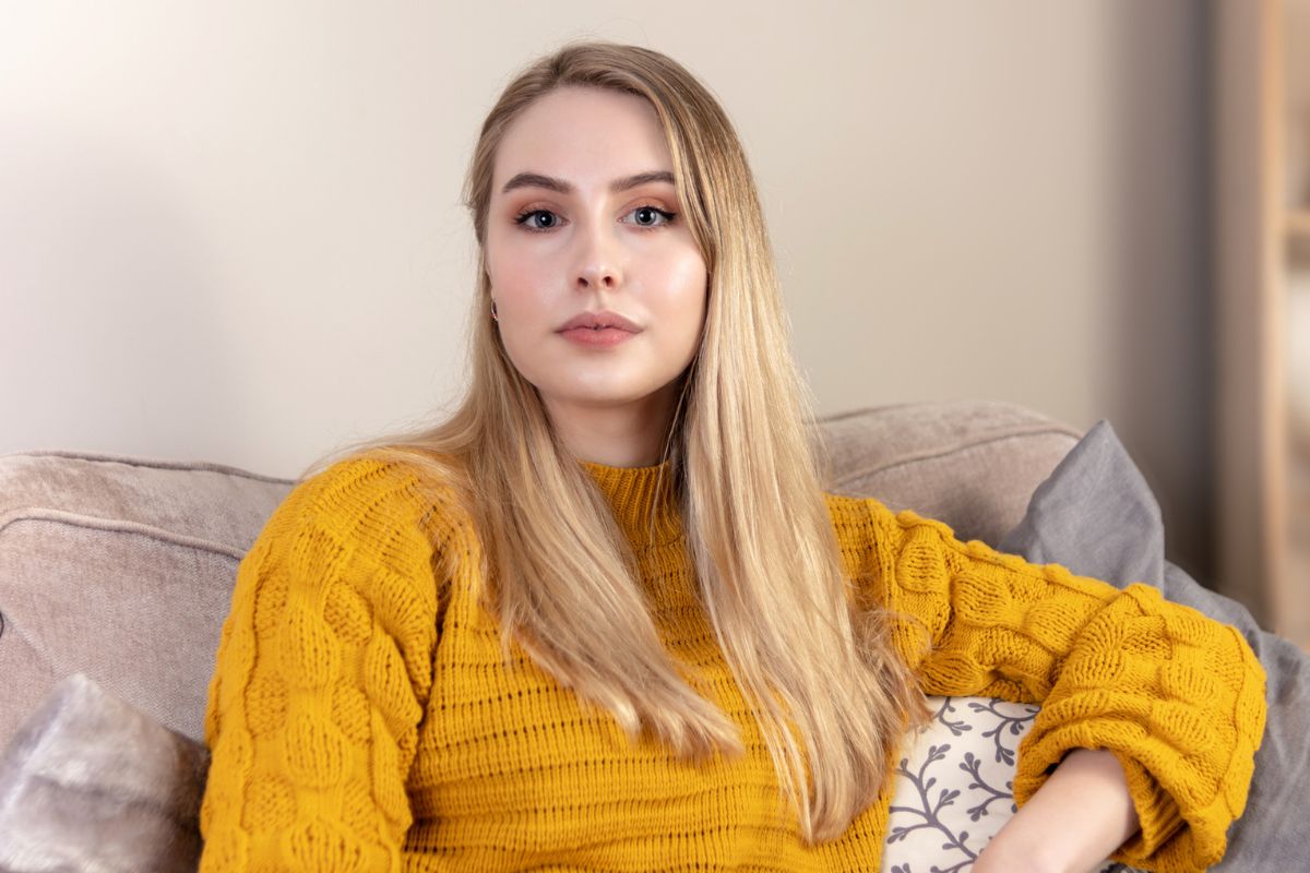 kobieta patrzy prosto w obiektyw aparatu