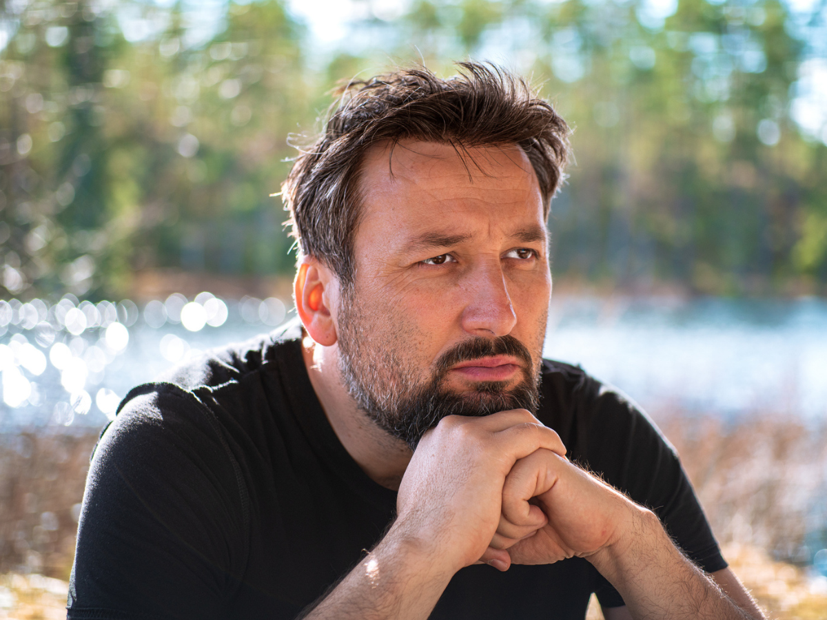 zamyślony mężczyzna