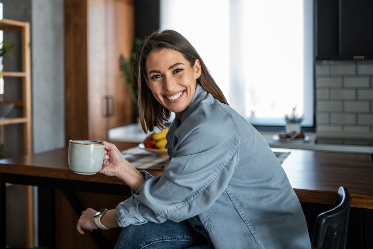uśmiechnięta kobieta w kuchni