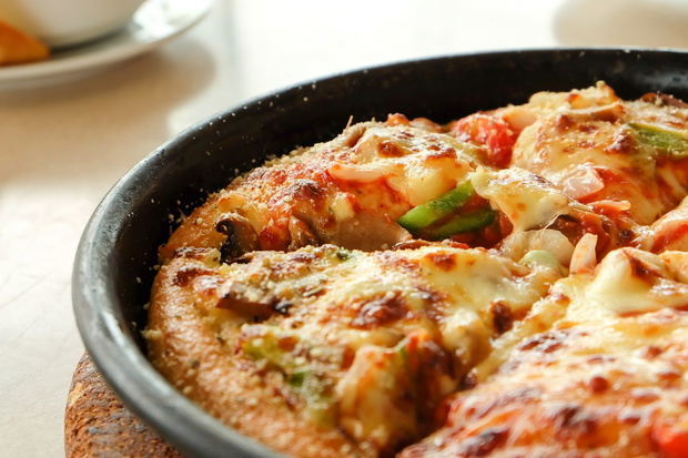 pizza z serka wiejskiego z patelni przepis