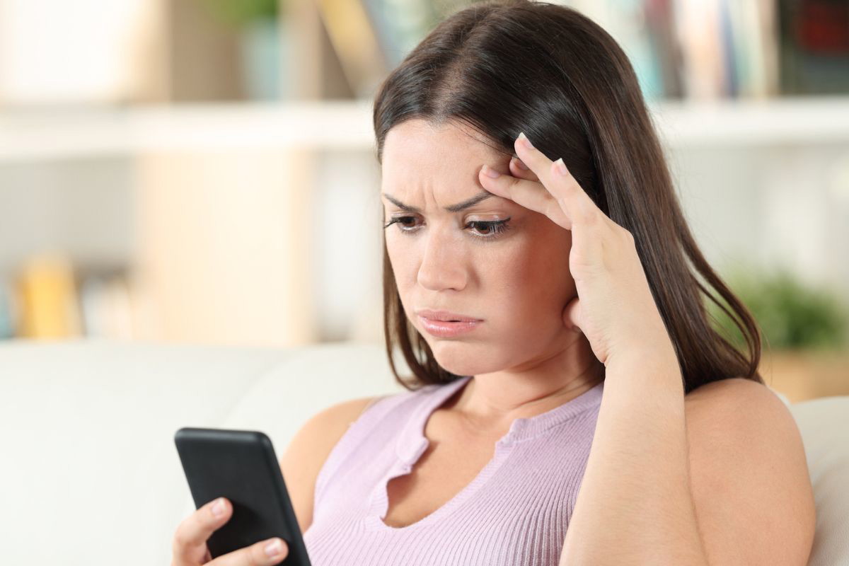 zaskoczona kobieta z telefonem