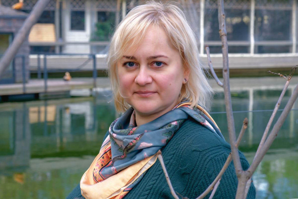 kobieta patrzy prosto w obiektyw aparatu