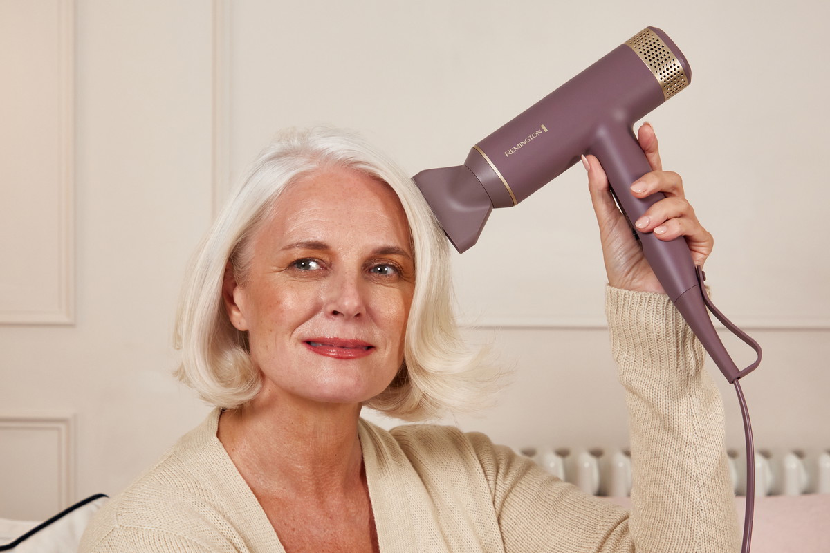 2025-AIRvive Hair Dryer-EC8930-Model Lifestyle 2