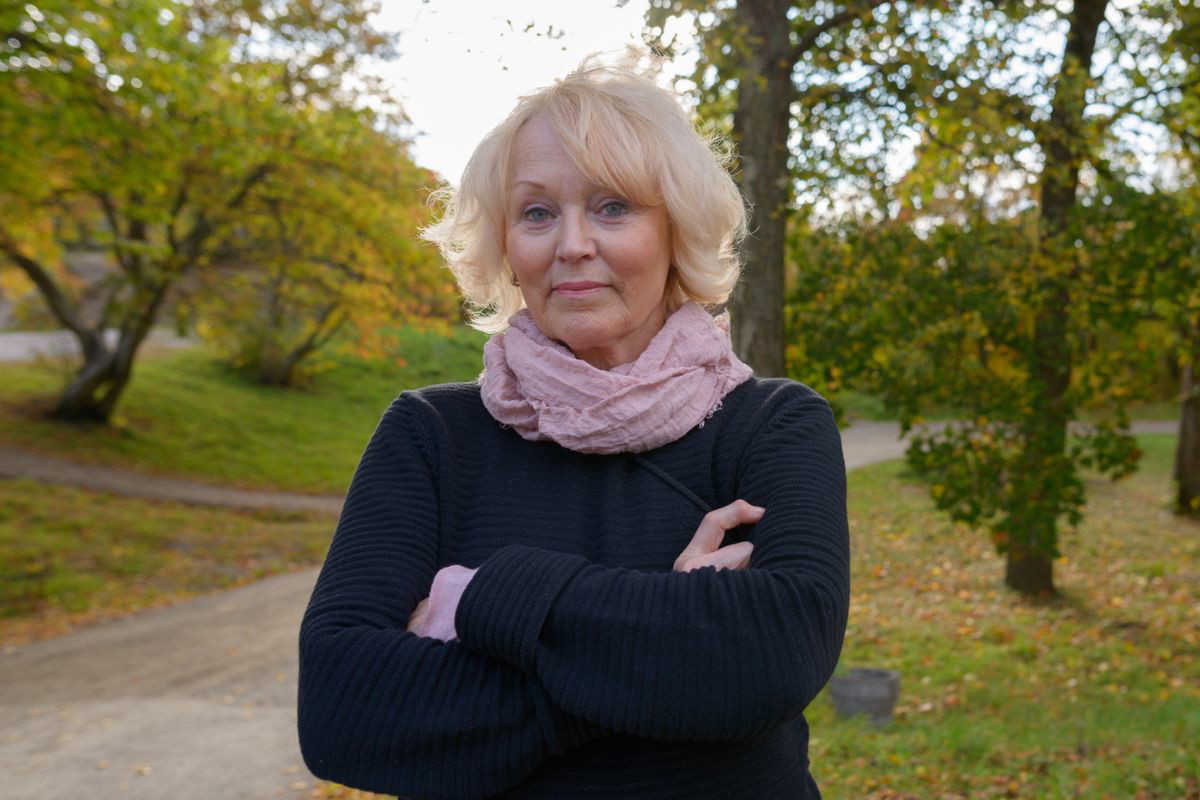 kobieta 60+ zamyślona i smutna