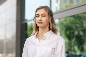 kobieta patrzy prosto w obiektyw aparatu
