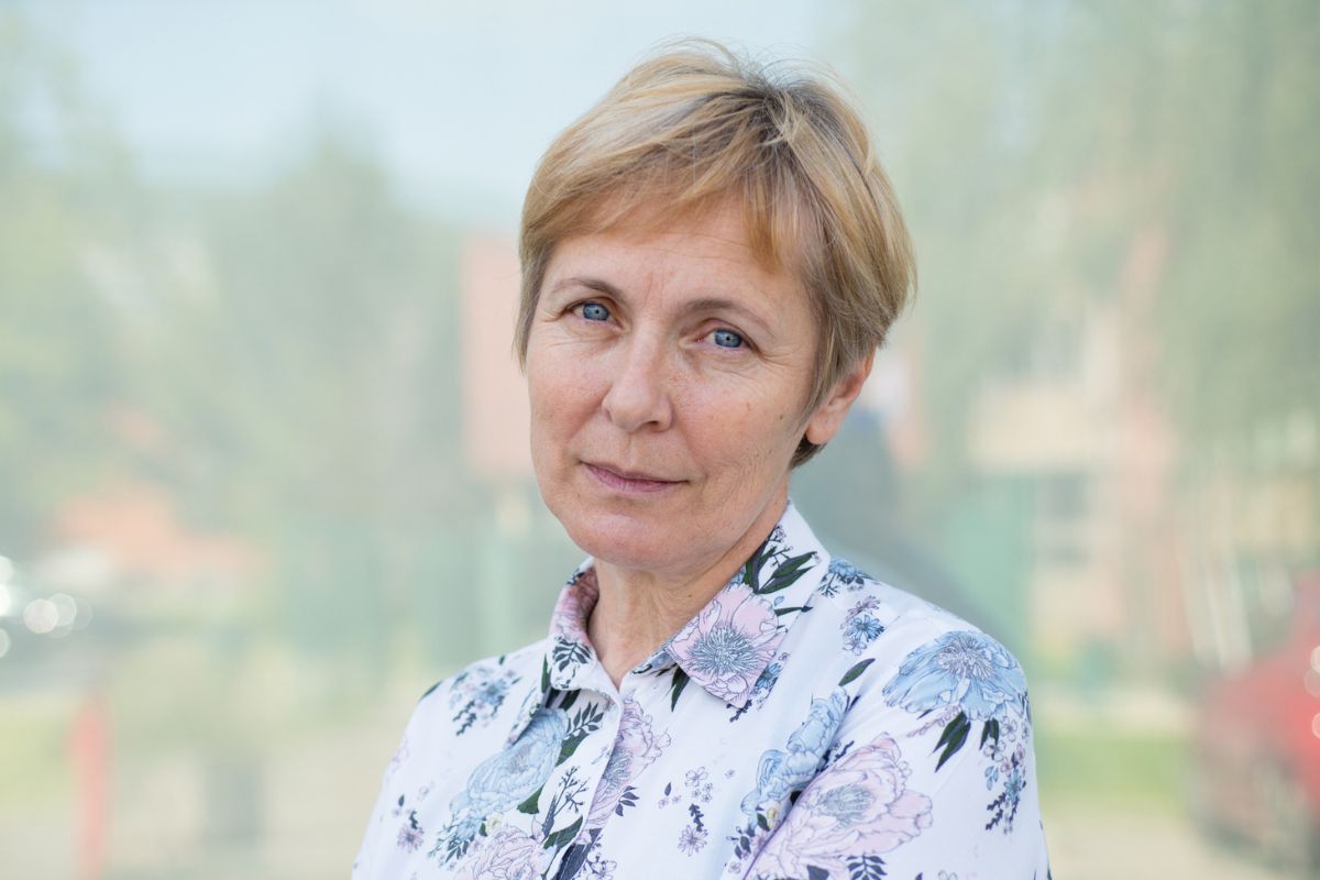 kobieta 50+ zamyślona i poważna