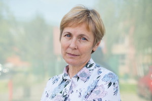 kobieta 50+ zamyślona i poważna
