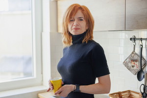 wkurzona kobieta w kuchni