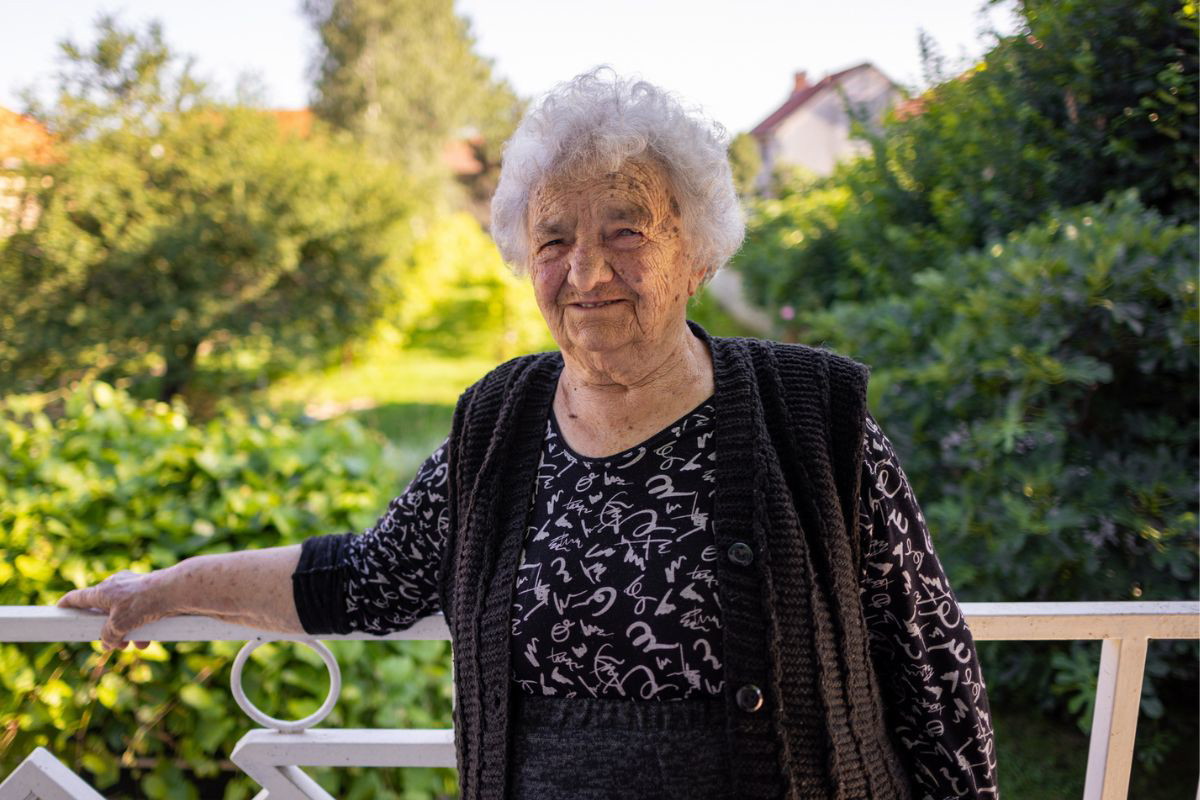 kobieta 80+ w ogrodzie