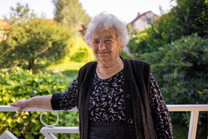 kobieta 80+ w ogrodzie