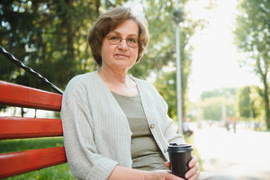kobieta 60+ w parku