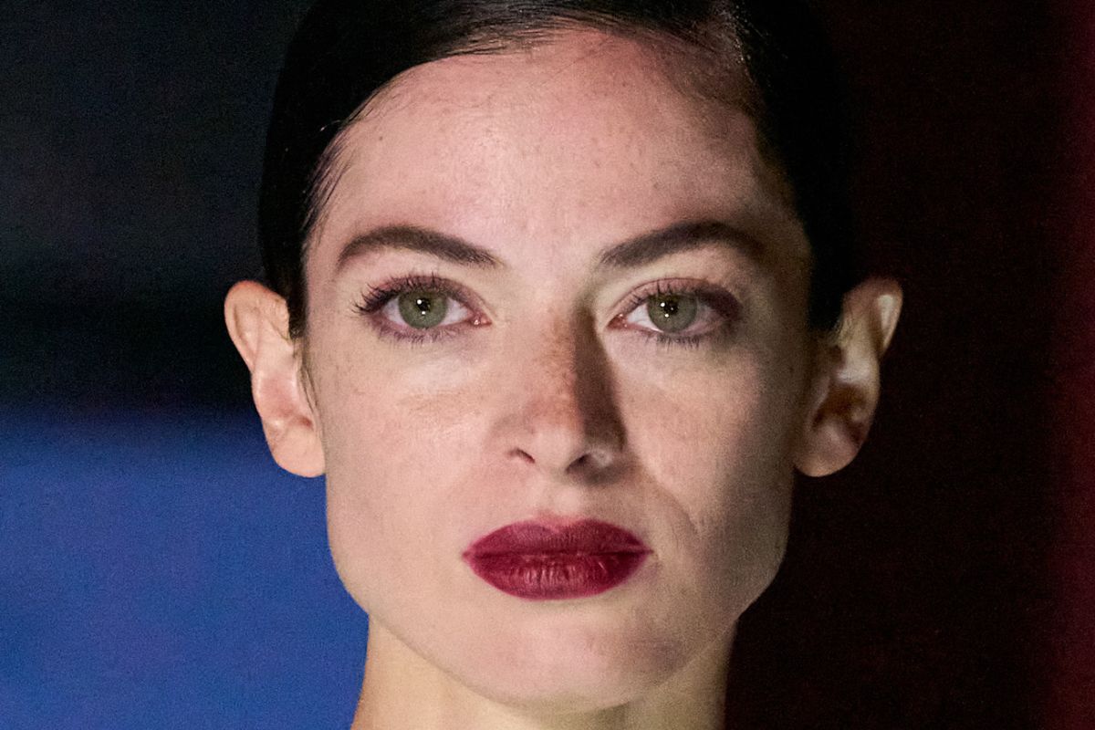 Modelka z rozmazana szminka